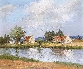 Ferme Le Long De La Rive De Fleuve